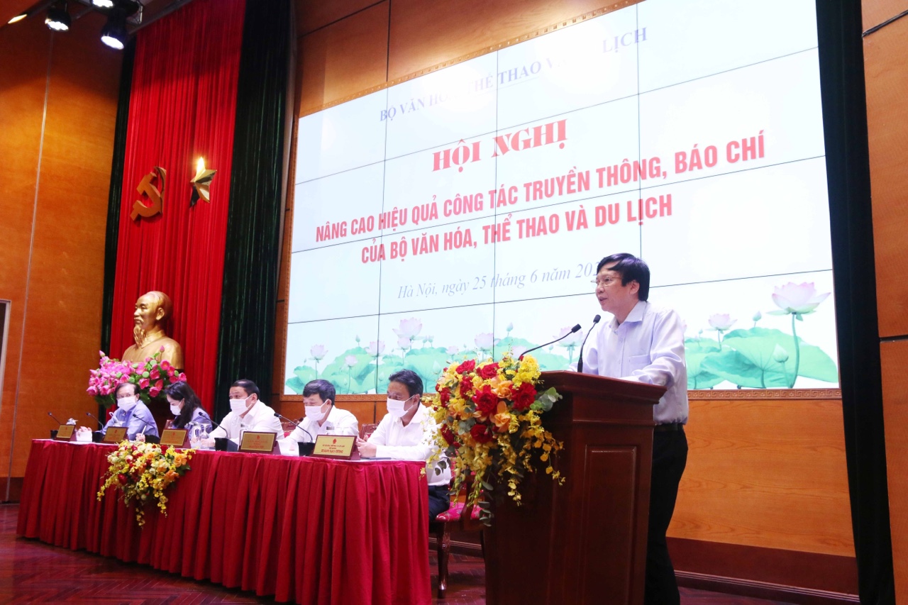Phó Chủ tịch Thường trực Hội Nhà báo Việt Nam Hồ Quang Lợi phát biểu tại Hội nghị